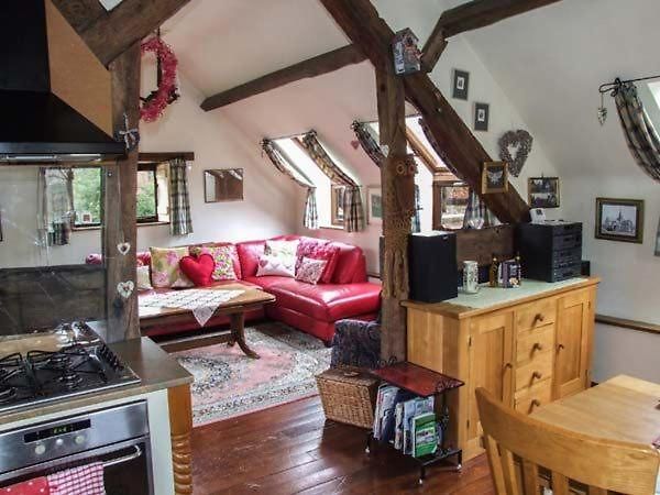 Villa The Hop Barn Holiday Home Bayton Bayton Villa Bookings